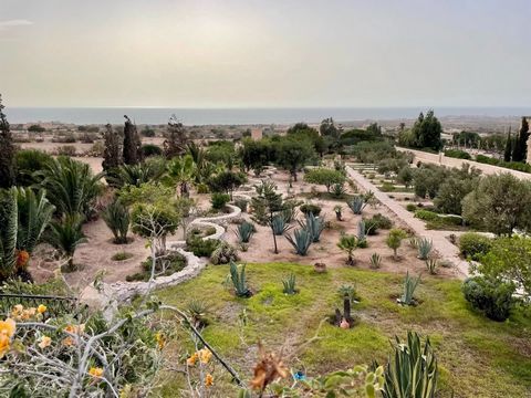 16 km from Essaouira, beautiful stone house of 330 m² with a plot of 5700 m², sea view, just 20 minutes from downtown Essaouira. This house includes a reception with bar area, a large living room with fireplace and a dining room, a fully fitted open ...