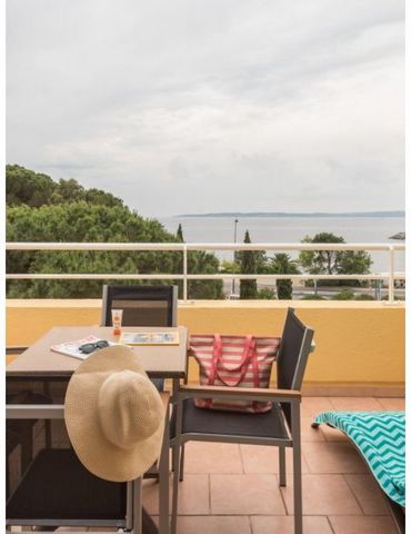 De residentie Les Calanques des Issambres, gelegen vlak bij het strand en tegenover de Golf van Saint-Tropez, biedt talloze arrangementen, of uw voorkeur nu uitgaat naar een ontspannen of een actieve vakantie. De architectuur en de typische kleuren v...