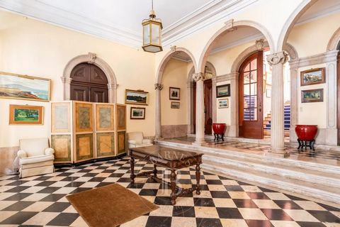 Palais du XIXe siècle situé au cœur du Príncipe Real, avec une entrée imposante menant à un hall au sol de marbre orné d'arcs de pierre originaux et à l'opulent escalier principal. Doté d'un ascenseur interne, le premier étage est occupé par plusieur...