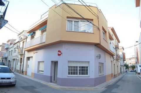 Au centre de la ville de Perelló nous vendons des bâtiment de plus de 220 M2 entièrement construits composés de deux maisons indépendantes le premier au rezdechaussée est distribué dans un grand salon grande pièce pour handicapés avec douche intégrée...