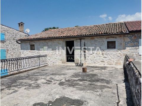 Near Vrsar, an old stone Istrian house of approx. 100 m2 with a terrace, a small yard and a garage is for sale. The house extends over the ground floor and first floor. The facade has been renovated as well as the roof, electrical and plumbing instal...