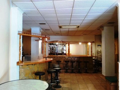 Commercial premises with BAR licence in the centre of Calpe. INTERIOR. The establishment consists of 80 m2 with bar and lounge. Two toilets and a storage room of 30 m2. LOCATION. It is situated only 100 metres from the Mercadona supermarket, 800 metr...