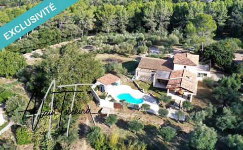 Luxury Villa in Provence at Lorgues: Privacy and Panoramic Views. This impressive property, almost on one level, is located on a lush plot of 6,626 sqm. It features a spacious and bright living room (84 sqm) with a fireplace, opening onto a modern ki...