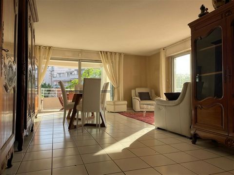 Saint-Raphael, a real estate advertisement for a fairly large 6-room apartment with a pleasant exterior. Building meets PMR accessibility standards. Construction dates back to 1990. This apartment is on the 1st floor, in a building on 5 levels; trave...