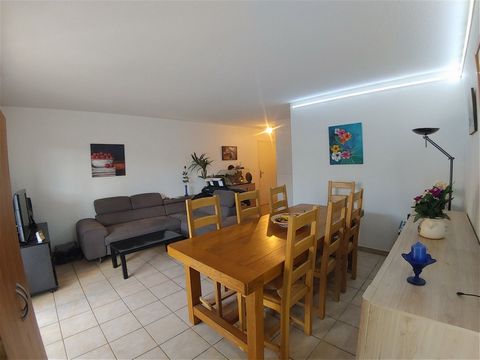 T2 - Terrace - 2 parking spaces Charming T2 apartment on the ground floor on the heights of Millau, 48 m². The bathroom and kitchen have been recently renovated. Windows equipped with double glazing and manual roller shutters. Electric heating. Locat...