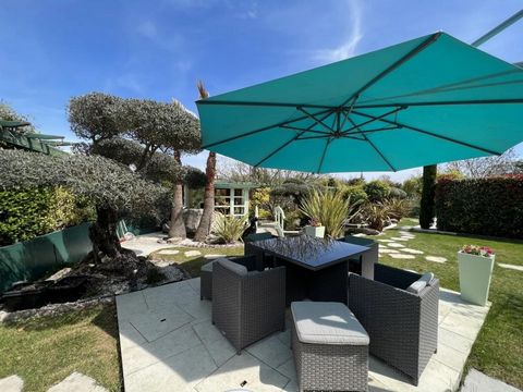 Magnificent 5 room apartment of about 110m² located in a quiet residential area of Montauroux, offering an ideal living environment. 1 master suite with 1 bathroom, 1 laundry shower room and 1 separate toilet. 2 comfortable rooms opening onto the gar...