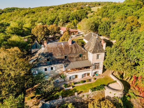 Au cœur de la vallée de la Dordogne, dans un site des plus préservés, proche de Rocamadour et de Padirac, ce superbe manoir bâti au XVIII ème siècle domine majestueusement la vallée et offre un point de vue exceptionnel. Les 7 hectares qui l’entouren...