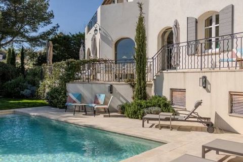Aix-en-Provence. Located in the sought-after village of Eguilles, this charming villa with refined decor features a total surface area of 217 m2 , in the heart of a beautifully wooded plot of approx. 1050 m2 . South-facing. The ground floor comprises...