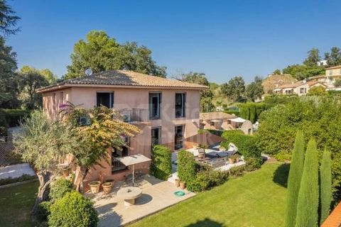 For lovers of picturesque villages, this house within walking distance of the village of Biot will delight you with its elegance, calm and intimacy. In perfect condition, it offers beautiful volumes of which of a living room, 3 bedrooms and an office...