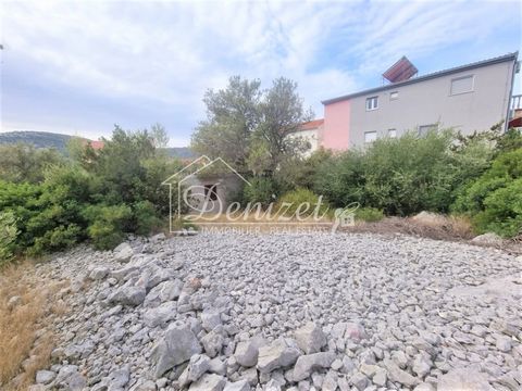 A building plot of 700 m2 is for sale in Vinišće, a village close to Marina. The land is located in a quiet part of the village. It is close to the sea, but also close to essential facilities such as market, cafes and restaurants. It has an access ro...