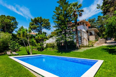Indulge in the captivating allure of this enchanting 5 bedroom villa, nested in Estoril. This stunning retreat, with a view over the ocean, presents a harmonious fusion of architectural styles and a captivating eclectic decor, adorned with pieces fro...