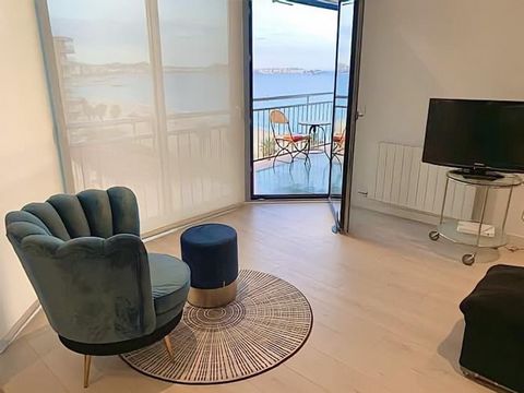 Calonge is a beautiful village on La Costa Brava that will undoubtedly make you fall in love with its beaches and charm. Our apartment is renovated and on the seafront and has privileged panoramic views of Sant Antoni's beach. It has three bedrooms, ...