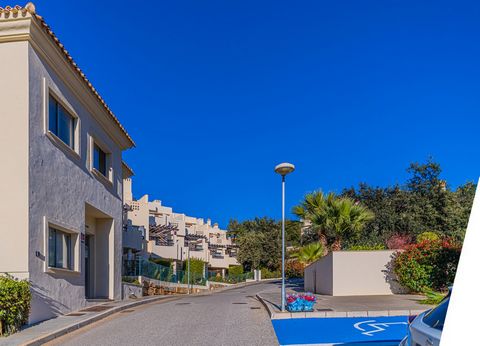 Cozy three-storey townhouse for sale with sea views in a fantastic urbanization with a swimming pool, on the famous Cabopino golf course. It consists on the ground floor of a living room with fireplace and access to a spacious terrace, a separate ful...