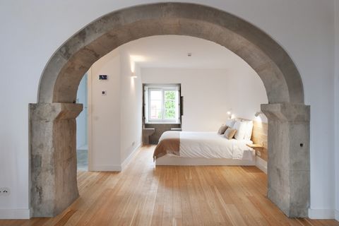 This studio apartment can accommodate up to 2 people and is suitable for reduced mobility. It has 40sqm and an ancient stone arch imposed, sign of an expansion of the original building from the 17th century. This studio has a large and exclusive balc...