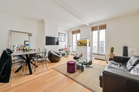RUE DE L’ARC DE TRIOMPHE Optimal layout. In a small condominium completely renovated recently, in complete peace and quiet and a stone's throw from the Arc de Triomphe and all its amenities, discover large 2-room apartments, possibility of 3 rooms, o...