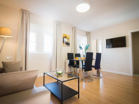 Apartment completely renovated next to the street Larios and Plaza. Constitution.Capacity for 2 to 4 people. Very bright. Free WIFI Apartment Calle Nueva Comfort is modern, comfortable and its location is excellent. Calle Nueva is one of the most anc...