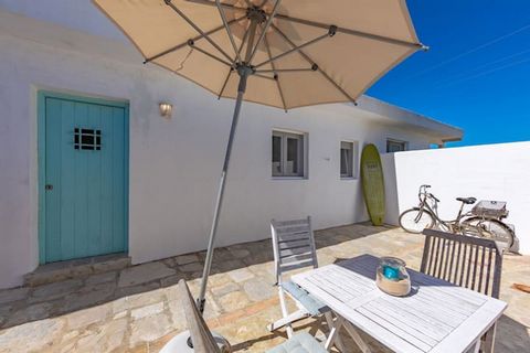 This house is located in a private enclosure with several lodgings around a garden where you will only hear birds. If you come with your family and you are looking for a nice, relaxing and easy option, this is your place; during the day, to the beach...