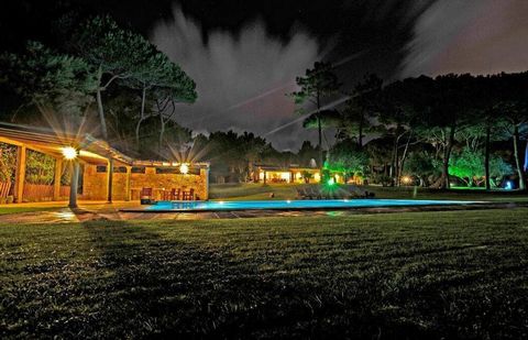 Bem-vindos à nossa Villa! Localizada num dos lugares mais emblemáticos do Parque Natural de Sintra-Cascais, a nossa espetacular Villa tem uma piscina rodeada por um jardim apaixonante que vai tornar a sua estadia verdadeiramente inesquecível! VAI ADO...