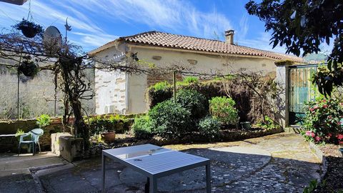 Just 20 km from Carcassonne, at the foot of the Black Mountain. Village, capital of the canton, at an altitude of 600m, offering all amenities: shops, medical group, pharmacy, swimming pool...Public transport network all year round Bourgeois house of...
