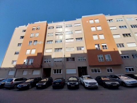 Excellent investment opportunity if what you are looking for is profitability and appreciation! 2 bedroom apartment with a total area of 96 square meters, located in Vilar do Paraíso, Vila Nova de Gaia, Porto district. The property is located in the ...