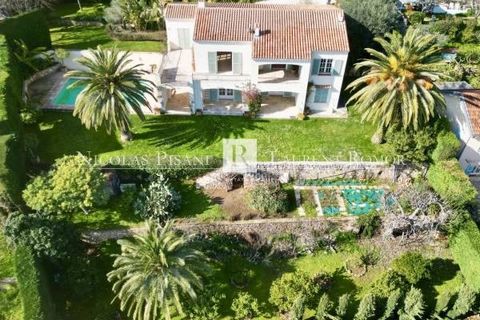 In a sought-after area of Nice Mont Boron, this Provencal villa offers around 250m² of living space on a 1 690m² plot. It has four en suite bedrooms, a spacious living room with sea view, a separate apartment for the janitor, a large garage and numer...