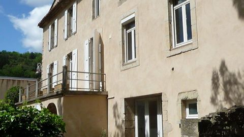 Dynamic city with supermarkets, restaurants, cafes, train station, hospital, local busses, weekly markets, : in the heart of the Natural Park of Languedoc, 10 minutes from Faugeres, 35 minutes from Beziers and 45 minutes from the beach ! Large Maison...