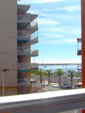 Nous proposons cette fantastique maison dans un immeuble en première ligne au milieu de la plage de Villananitos à Lo Pagán. De la maison, nous avons une vue latérale sur la mer. La maison dispose d'un ascenseur. Il dispose de 3 grandes chambres, d'u...