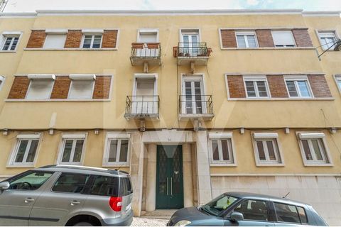 3 bedroom apartment , on the 1st floor, of a buildind with no elevator, close to Calçada da Ajuda, a typically Lisbon neighborhood, full of life. An area very well served by public transports, and close to all type of commerce and services. Double-gl...