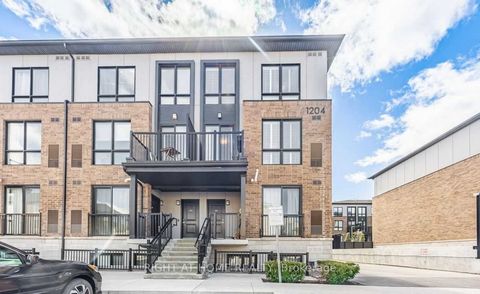 Welcome to this exceptional unit in the highly desirable Dempsey Park neighbourhood of Milton! Spanning over 1200 Sq Ft of living space, this stunning property features beautiful laminate flooring and California shutters throughout entire unit. Open-...
