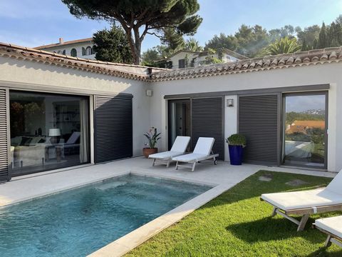 Modern well appointed villa located in the center of Saint Tropez, 30m from the Place des Lices. It is completely renovated with high quality services on approximately 250 m2. It has a beautiful unobstructed view of the village and a sea view. Semi-d...
