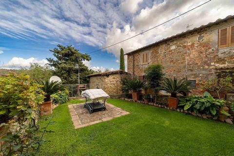 Pereta, Magliano in Toscana In one of the most characteristic villages of the Maremma, in the heart of the historic center of the town, we offer for sale a typical apartment. The property, characterized by bright and spacious rooms, boasts the distin...