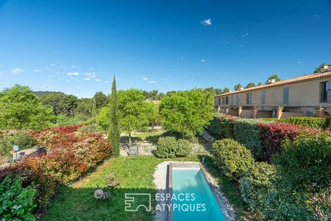 Located on the heights of Aix en Provence, this contemporary villa of 117 m2 with swimming pool is nestled in Paul Cézanne's favorite green corner. Located on a plot of 256 m2 in absolute calm in a soothing and natural setting. The openings on three ...