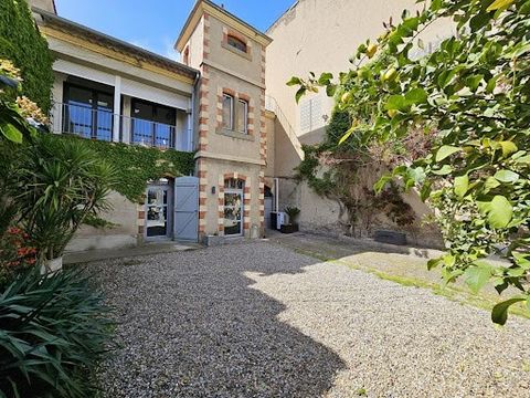 RARE - CARCASSONNE - ATYPICAL TOWNHOUSE - 2 BEDROOMS - ROOF TERRACE - GARDEN? GARAGE / Bruno VUILLEMIN: ... / Opportunity to seize, townhouse in Carcassonne near the train station. This house with a surface area of about 119m2 sitting on a plot of 25...