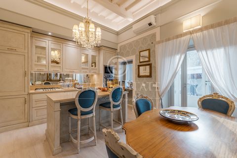 Eine elegante Wohnung im historischen Zentrum von Castiglion Fiorentino mit einem stilvollen Esszimmer, das sich perfekt für gemütliche Abendessen oder Feiern mit Freunden eignet und eine warme und einladende Atmosphäre ausstrahlt. Es gibt zwei schön...