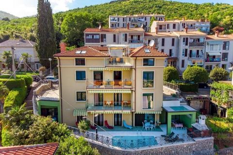 Großartige Villa mit mehreren Wohnungen zur Miete im Zentrum von Opatija mit herrlichem Meerblick! Die Villa Grande wurde 2008 auf einem 386 m² großen Grundstück erbaut, von denen 195 m² für Parkplätze, Liegewiese, Grill, Pool und eine Terrasse im Er...