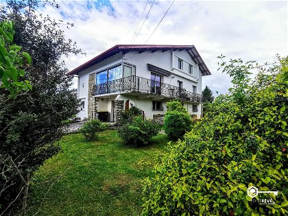 800m from the center of Cambo-les-Bains - Ideal location close to shops and amenities for this detached house with strong potential of approximately 245m² of living space composed as follows: - on the ground floor: a T2 type apartment of approximatel...