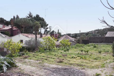 This 583 m² plot for sale is located in the charming village of Cabrils, on the Maresme coast, just 23 km north of Barcelona. The plot offers a buildable area of 0.8m2 / m2, and an occupancy of 40% which would allow the construction of an detached si...
