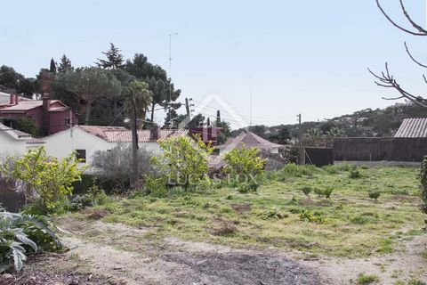 Esta parcela de 583 m² en venta se encuentra en el encantador pueblo de Cabrils, en la costa del Maresme, a solo 23 km al norte de Barcelona. La parcela ofrece una edificabilidad de 0,8m2/m2s, y una ocupacion de 40% que permite construir una casa uni...