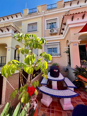 Deze goed onderhouden prachtige tussenwoning in Orihuela Costa biedt u alles in de omgeving om te genieten van de Costa Blanca zuid Het huis heeft drie slaapkamers twee badkamers waarvan één onlangs gerenoveerd een ruime woonkamer en een gezellige ke...