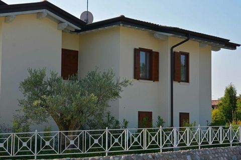 Notre appartement moderne et de haute qualité à trois pièces est intégré dans le paysage vallonné de Polpenazze del Garda. La municipalité de Polpenazze del Garda est située sur la rive sud-ouest du lac Garda dans la province de Brescia en Lombardie....