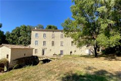 This impressive building, a former mill dating from the 14th century, belonging formerly to the local Chateau, stands on 4, 5 hectares of land in the countryside just south of Barjac and at 35k from Uzès With a total surface of 470 m2, partly renovat...