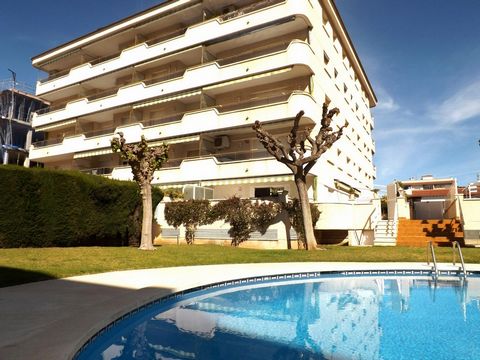 Excellent ground floor apartment of 113 m2 built with 99 m2 useful interiors, it also has a huge terrace of 80m2. Located 50 metres from the beach and the promenade of Calafell in the prestigious l'Estany urbanization. It enjoys an unbeatable South/E...