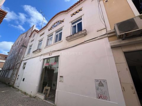 This building from the 1940s, with traditional architecture and a facade with tiled details, has a store on the ground floor, 1st floor and attic. It is a vacant property, for recovery, and could be an excellent single-family home or a great opportun...