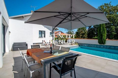 Exclusivity. In Saint-Jean-de-Luz, just 1 km from the city centre, discover this charming house located in a peaceful residential area. It is ideal for family life and convivial moments with friends. On one level, it offers a fluid circulation and ge...