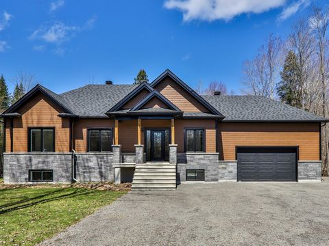 Impeccable 4 bedroom/3 bathtroom, recently built bungalow on a flat, private and beautifully landscaped lot with notarized access to nearby Lac Diane. This stunning home is comprised of an open concept main living area in addition to a spacious famil...