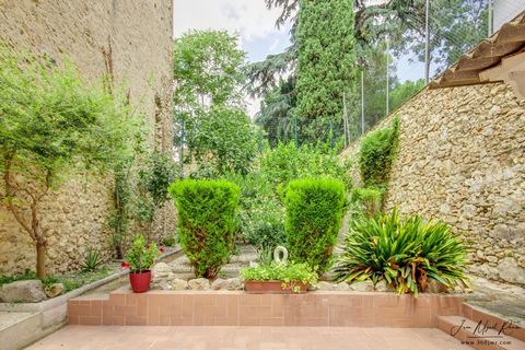 Todo es posible !!! quieres vivir en pleno centro de Figueres, pero disfrutar de tu propio jardín? ahora tienes la oportunidad. Aparte de un amplio Jardín en el centro, esta propiedad en planta baja, tiene 3 habitaciones, cocina independiente, comedo...