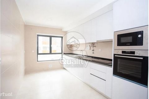 New T2 at Lavradio Excellent 2 bedroom apartment in lavradio in Conselho do Barreiro, it is inserted in a 3rd floor building with elevator and this fraction is a 1st floor. This property, in addition to the wonderful areas, also has two balconies, wh...