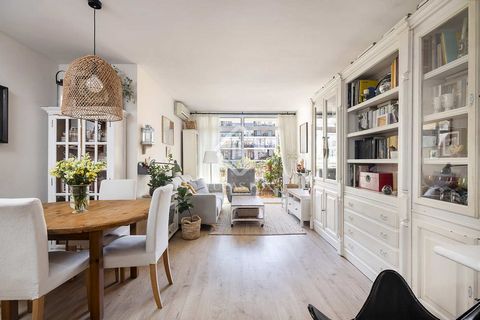 The apartment for sale is a charming space of 88 m², plus 15 m² of patio and terrace, offering three bedrooms and two full bathrooms. The kitchen is spacious and has access to an interior patio, perfect for pantry, laundry, or storage. The living-din...