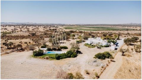 Contemporary 4+1 bedroom villa with 342 sqm of gross construction area and a plot of land measuring 20,175 sqm, located in Monsaraz, Alandroal, Évora. The villa is composed of three blocks, with the central block featuring four suites. The second bui...