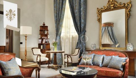 RIF. 657AB Schöne Wohnung in einem bekannten historischen Palast. Im Herzen von Florenz, nur wenige Schritte vom Domplatz und dem Platz der Republik entfernt, befindet sich diese luxuriöse 98 qm große Wohnung mit einem Schlafzimmer im ersten Stock de...